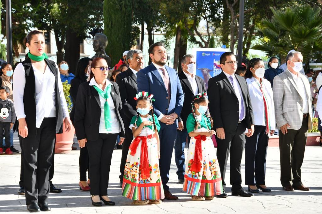 Disfrutan familias huamantlecas de un desfile lleno de color